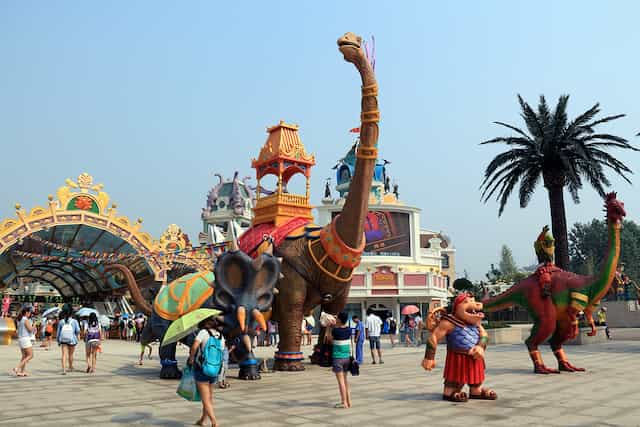 Огромные динозавры и аттракционы в парке China Dinosaur Park в Чанчжоу