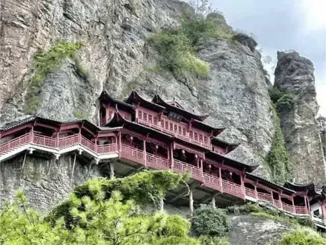 Дацыянь: буддийский храм, встроенный в скалу