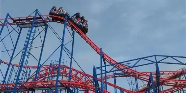 Аттракционы и американские горки в парке Happy Valley Шанхай