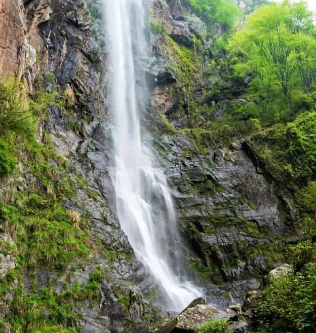 Водопад Саньмэньюань в уезде Лунъю