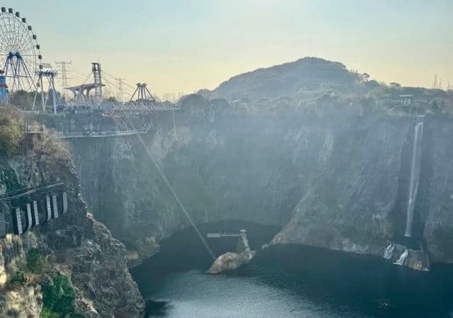 Отель в карьере: 80-метровый водопад, стеклянный мост и парк Смурфиков