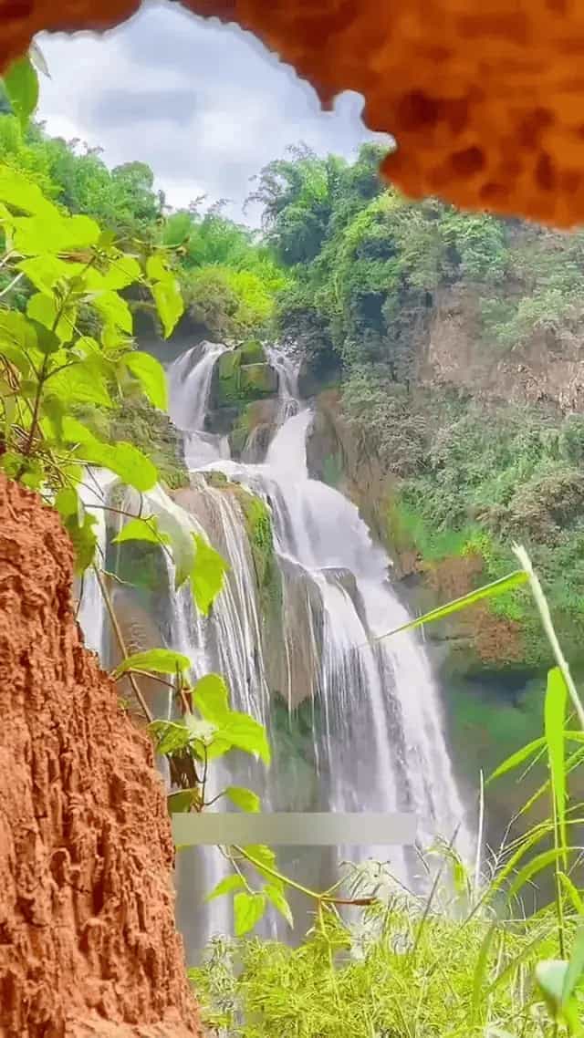 Водопад Шилинь среди каменного леса в горах Тяньтайшань