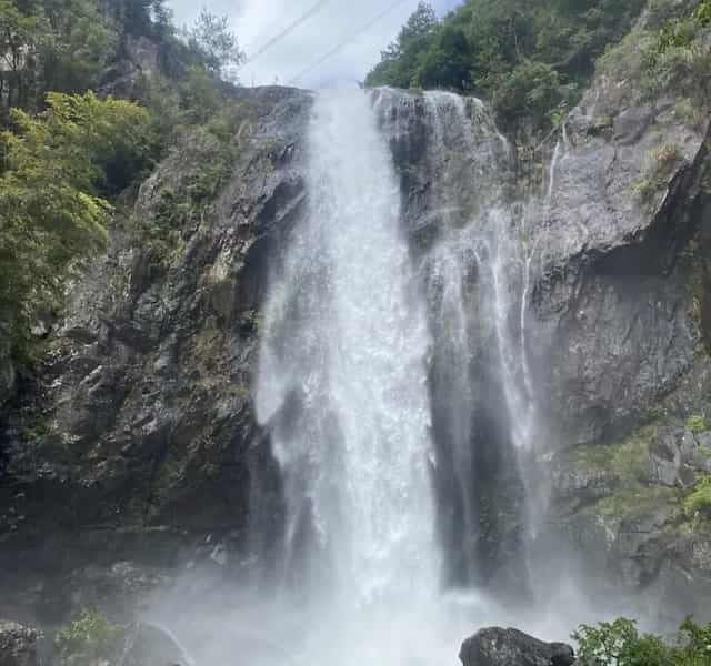 Водопад Яньцаншань (九龙飞瀑) в Нинбо
