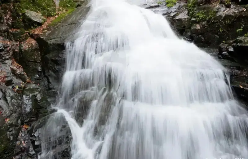 Водопад Длинный Дракон (长龙飞瀑)