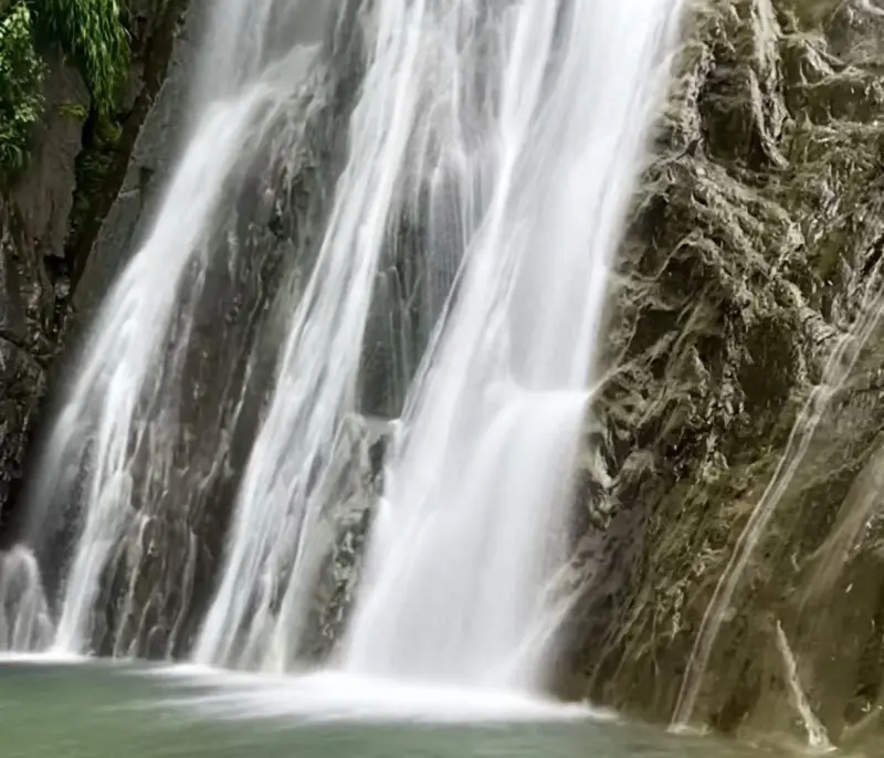 Вид на водопад с нижней смотровой площадки