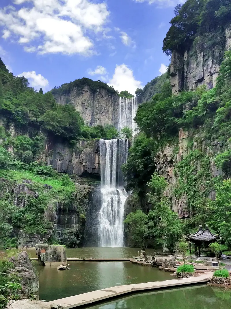 Трёхъярусный водопад Байчжанцзи в горах Чжэцзяна