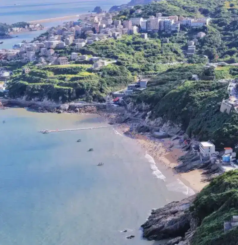 Песчаный пляж с зонтиками и морем