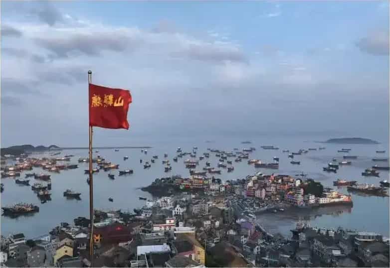 Сотни лодок, пришвартованных в гавани