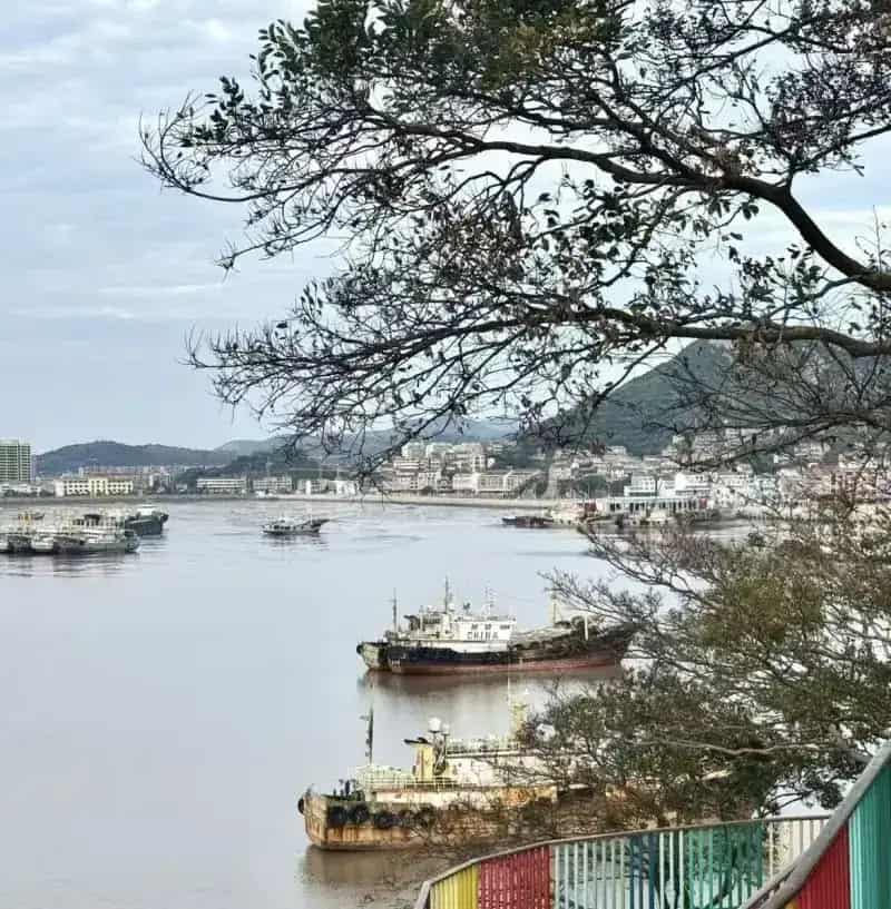 Полная луна и тёмное море