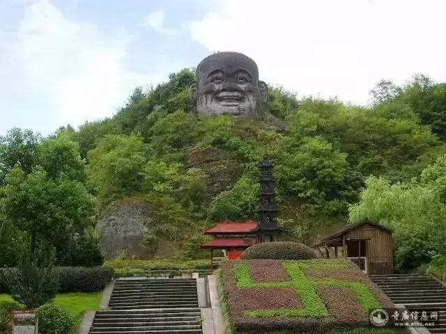 Каменная тропа среди зелени в горах