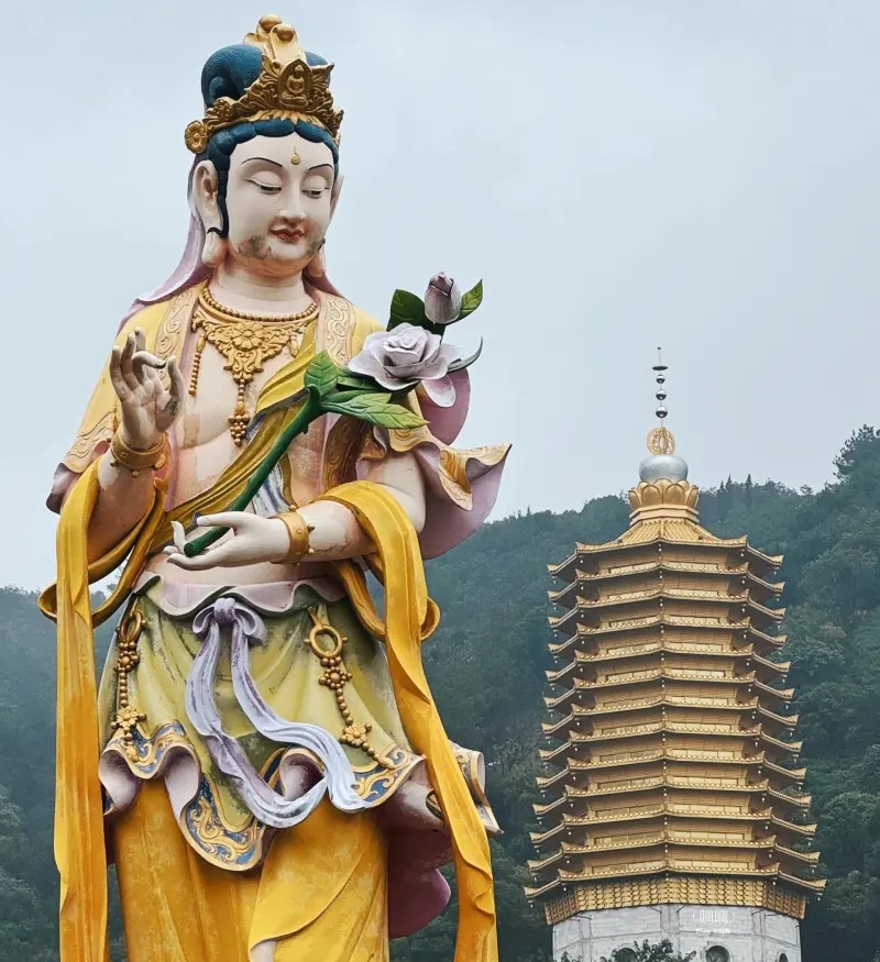 Комплекс 苏州大如意圣境 у подножия горы