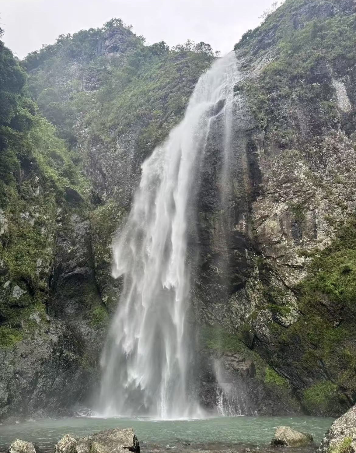Водопад Дацюэмэнь (大碏门瀑布) — скальные ворота и мощный поток