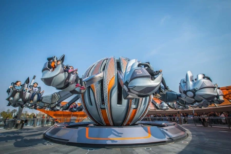 Завтрашний мир - футуристические аттракционы, включая TRON Lightcycle Power Run