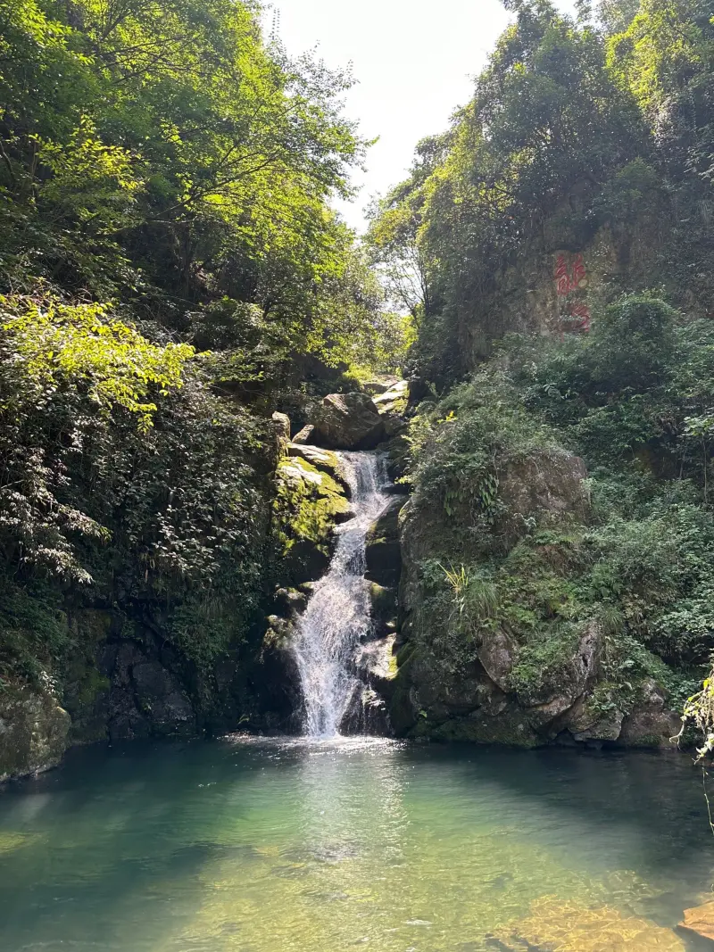 Бирюзовая вода в каменной чаше