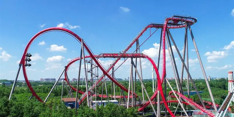Экстремальный аттракцион Diving Coaster с крутым падением