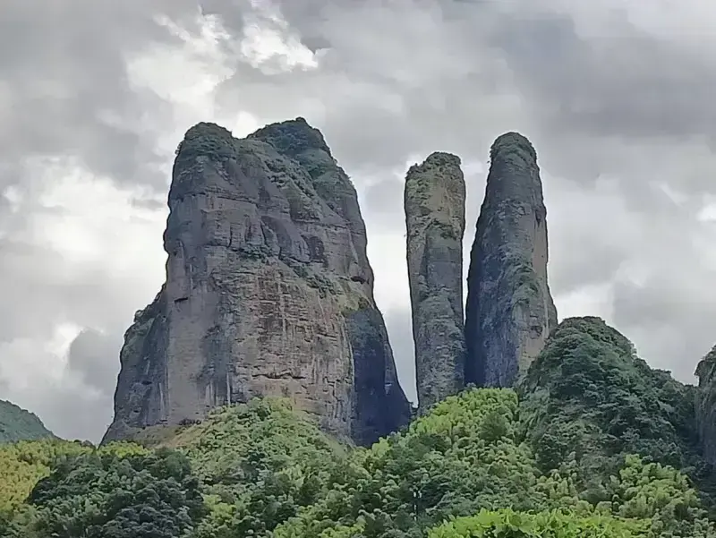 Три каменных пика Цзянланшань, окутанные туманом