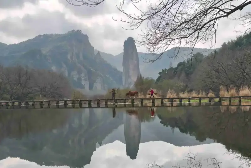 Водопад в горном ущелье