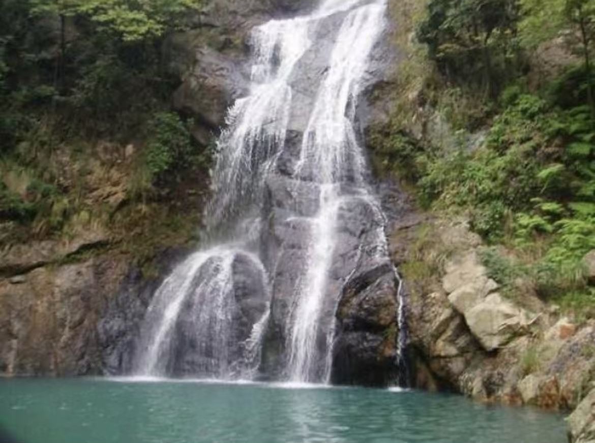 Каскадный водопад в ущелье