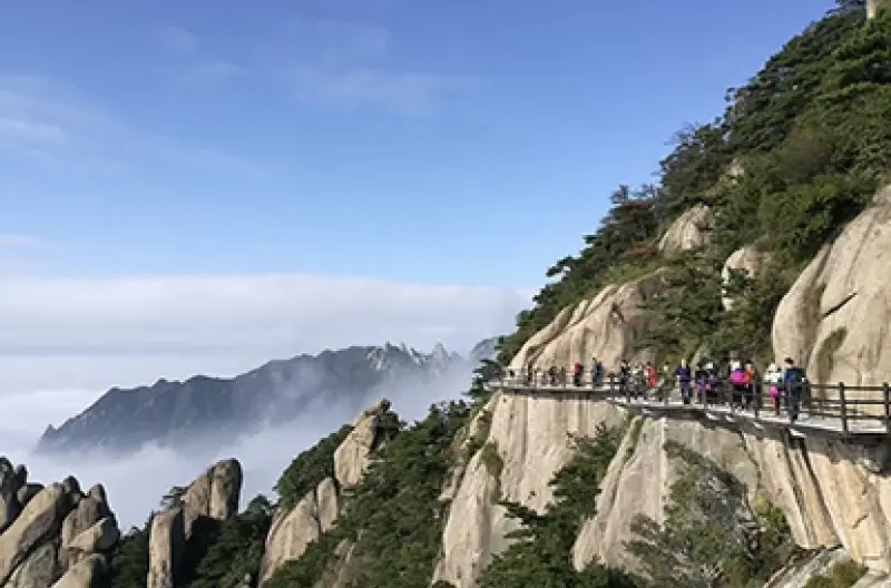 Монахи в храме