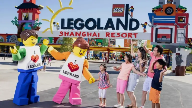 Вид на главную площадь Legoland Шанхай с гигантской моделью из кубиков