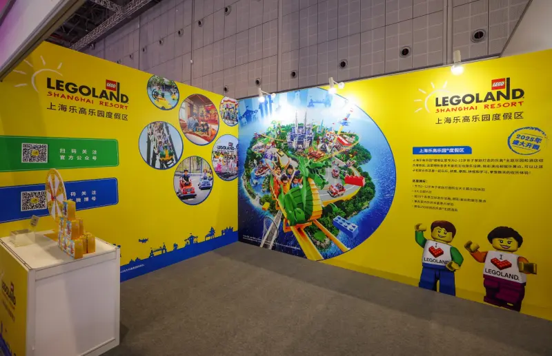 Модель Шанхайской башни из кубиков LEGO в зоне Miniland