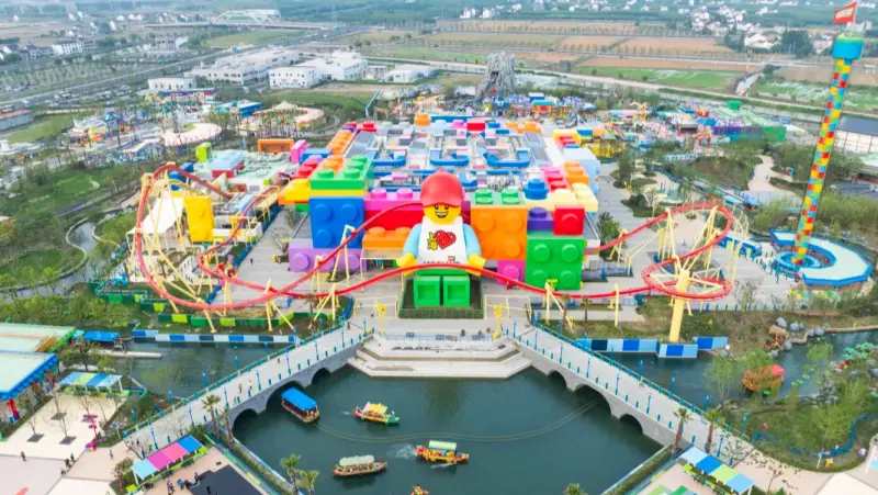 Тематический замок и американские горки Dragon в Legoland