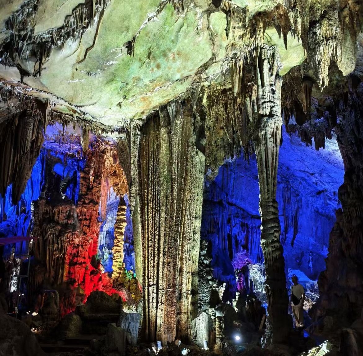 Главный зал пещеры Линци
