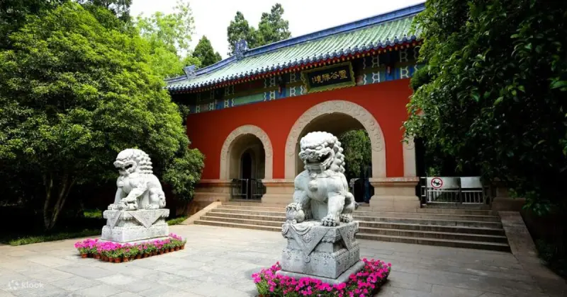 Храм Духовной долины (灵谷寺)