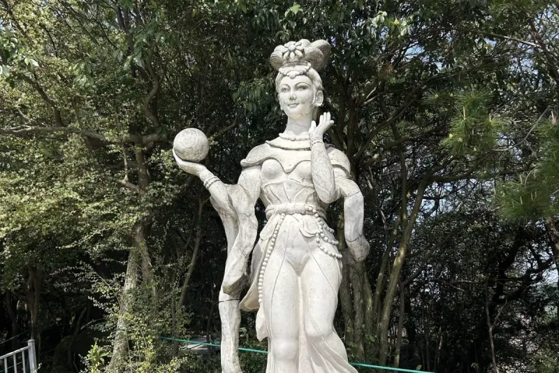 Храм Сяншань (Xiangshan Temple) на склоне горы
