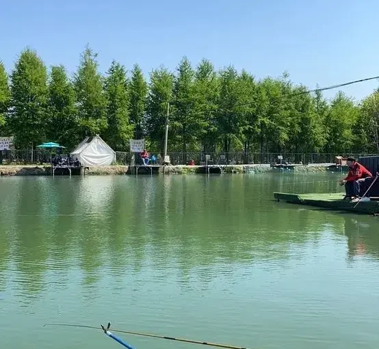 Крупная рыба на крючке