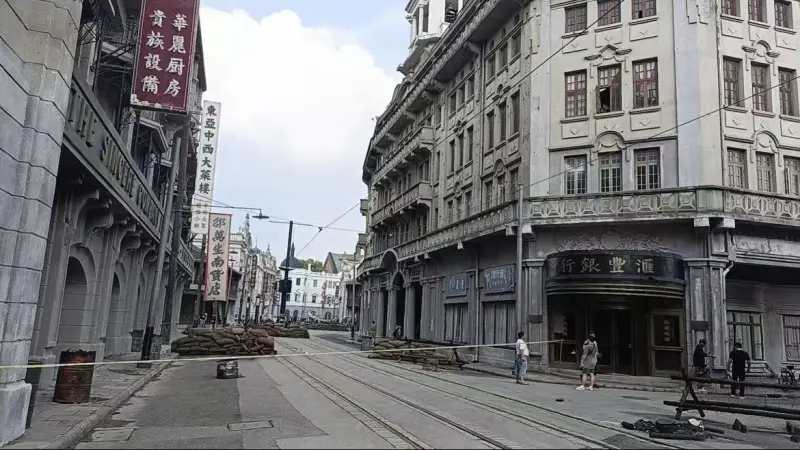Костюмированное шоу на площади