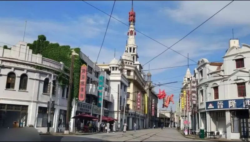 Нанкинская дорога (南京路) с ретро-трамваями