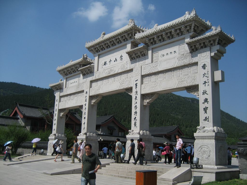 Каменная улочка Шипи-лун в монастыре
