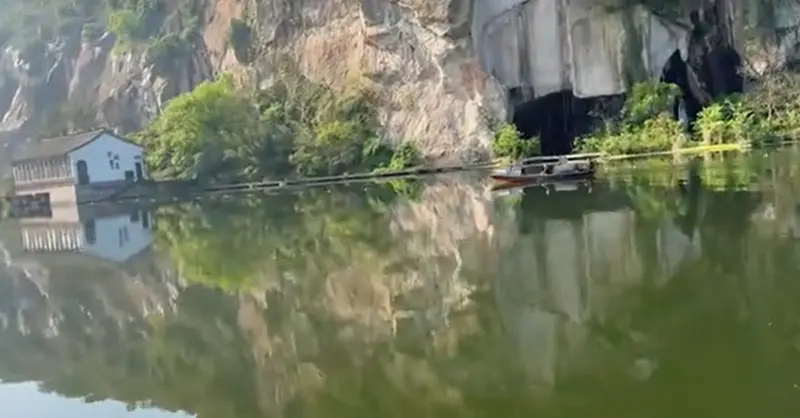 Озеро Дунху с отвесными скалами