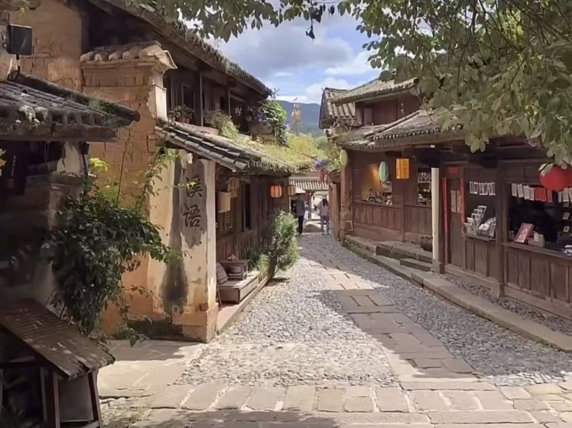 Узкая мощёная улица Шаси