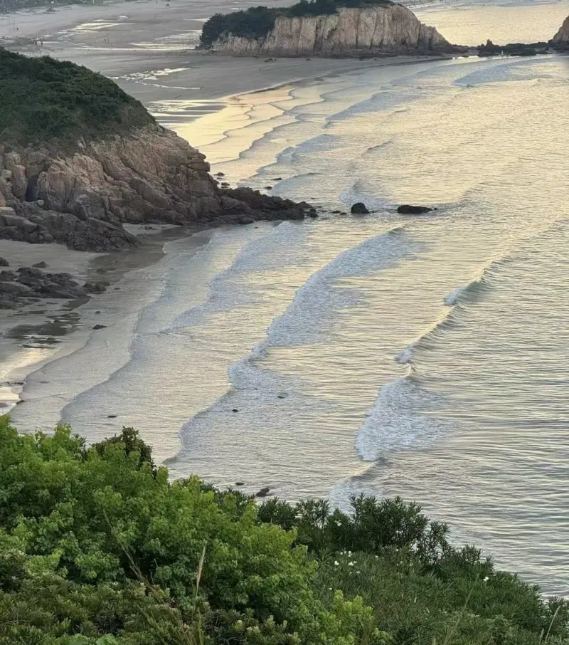 Золотой закат, отражающийся в воде