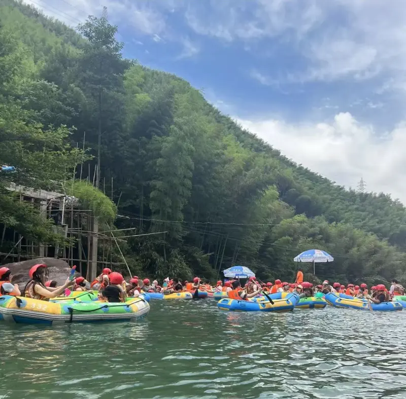 Сплавная лодка на реке