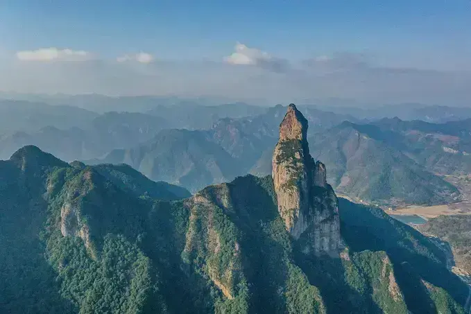 Скала Гуаньинь (Guanyin Peak) - природное изваяние, напоминающее бодхисатву