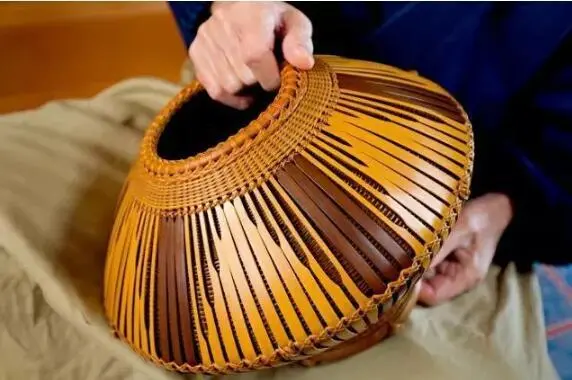 Корзина из бамбука