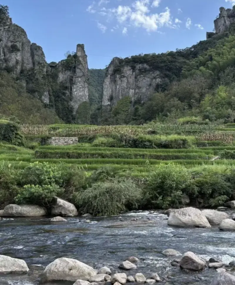 Водопад в ущелье