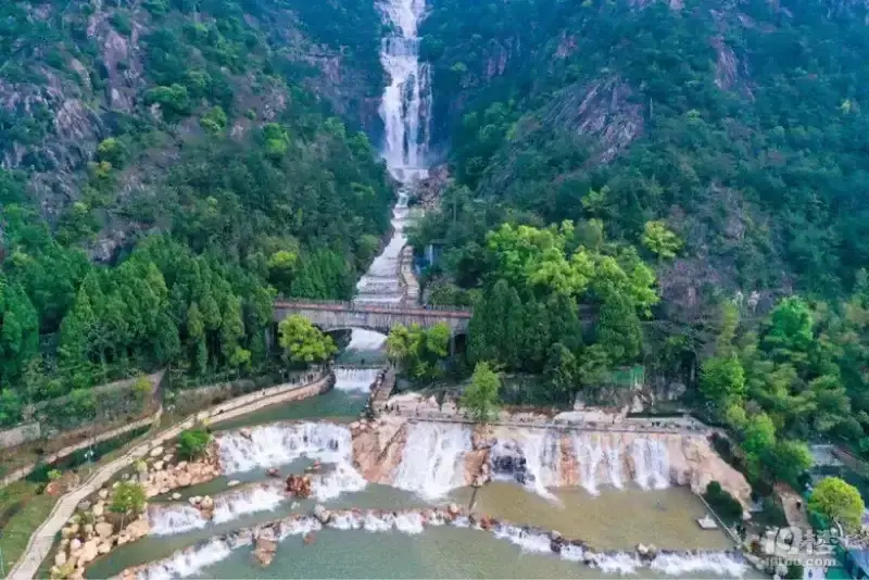 Панорама водопада Тяньтайшань 325 м