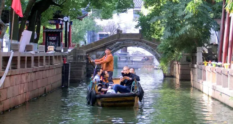 Панорама древнего водного города Тунли с каналами и каменными мостами