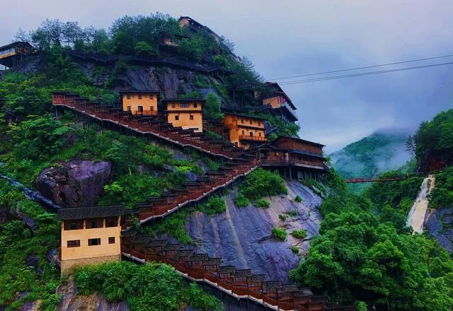 Отель на скалах (悬崖民宿)