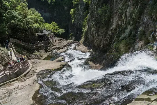 Первый водопад каскада Усе - самый мощный и впечатляющий