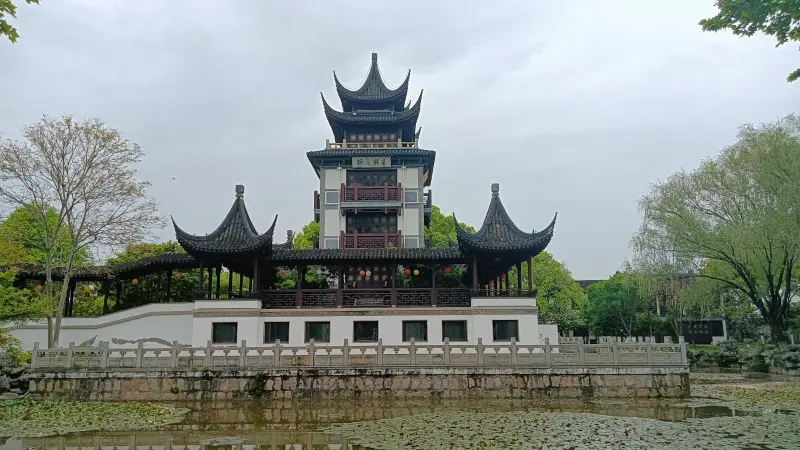 Резные деревянные колонны в храме У Цзысюя