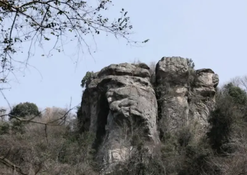 Красные скалы Синьчана и Большой Каменный водопад