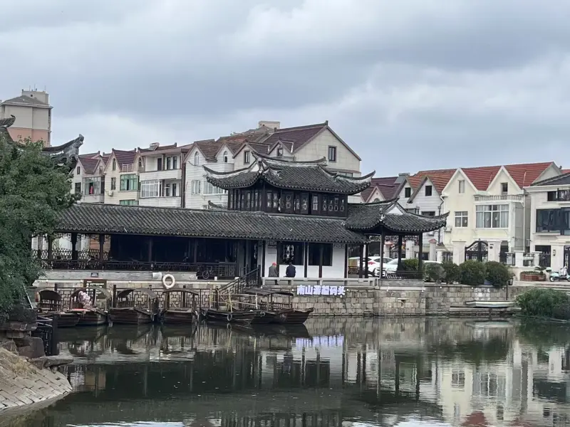 Панорама древнего водного города Синьчан с каналами и старинными домами