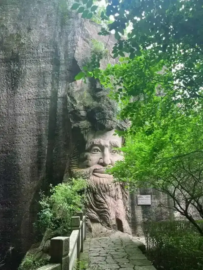 Каменоломни Ушань (伍山石窟)