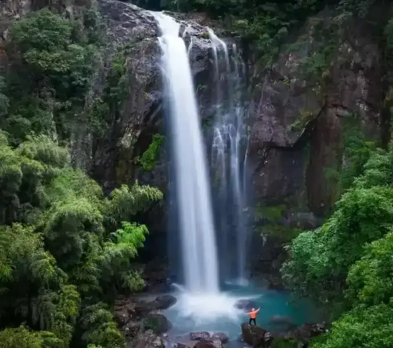 Водопад Яньцаншань (雁苍山瀑布)
