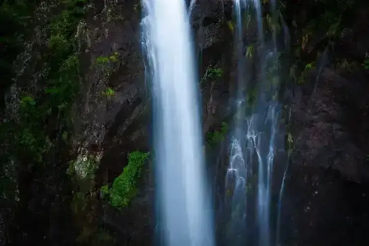 Водопад Яньцаншань (雁苍山瀑布)